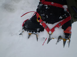 Botas dobles, crampones, cinta. Equipo de montaña usado en hielo.