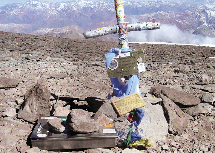 La Cruz en la cima del Aconcagua 6.962 mts, Mendoza. Foto: Gabriel Luski