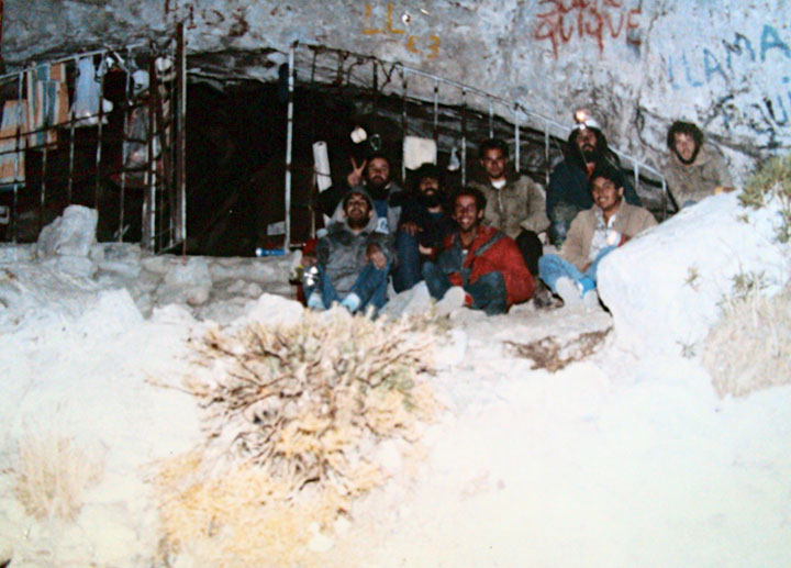 Los Okupas, de izq. a der.: Mario, el vikingo, Peterssen, Norberto ,7 al hilo, Pedemonte, Luis, la Gacela del desierto, Carabelli, Eduardo, el enano, Tedesco, Horacio, el pescado, Costa (con casco), Juan Chilaca (abajo), Osvaldo, el flaco, Martínez. Foto: la única chica, que le decíamos manzanita. Caverna de las Brujas, Mendoza. Archivo foto: Luis Carabelli