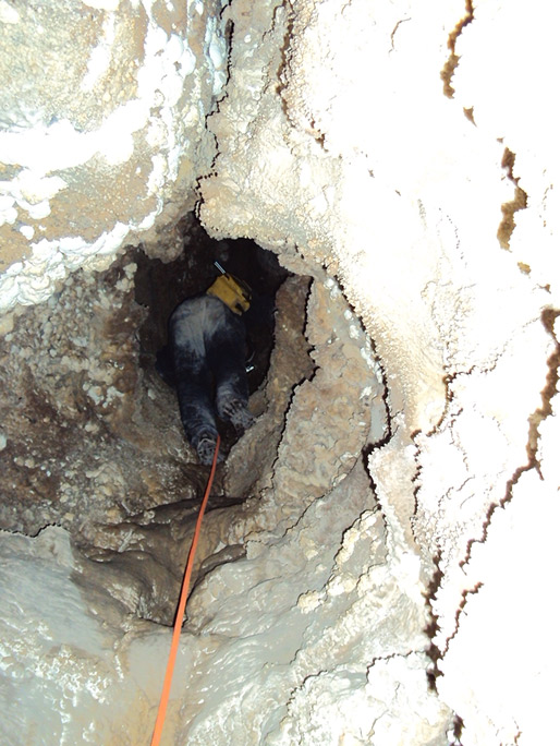 Ascendiendo por una chimenea. Caverna de las Brujas, Mendoza. Foto: Luis Carabelli