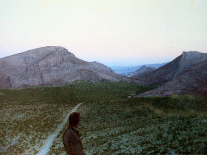 Vista desde la boca de entrada de la Caverna de las Brujas, 1989, Mendoza. Foto: Luis Carabelli