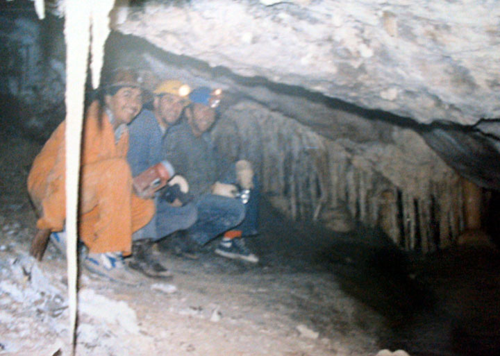 En la sala de la Madre; Juan, Edu y Luis, atrás una muralla de columnas, estalactitas y estalagmitas. En el frente una increíble estalactita. Caverna de las Brujas, Mendoza. Foto: Luis Carabelli