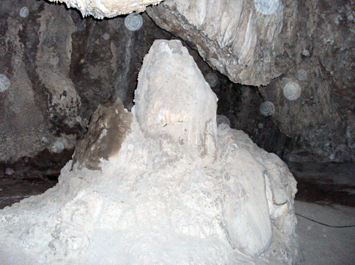 La Estalagmita de la Virgen con su manto en foto actual, ya no tiene lo que se notaba como la cabeza. Caverna de las Brujas, Mendoza. Foto: Luis Carabelli