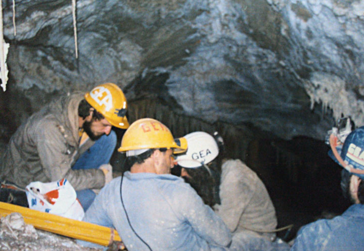 Un alto en la exploración, en la Sala de la Madre. Caverna de las Brujas, Mendoza. Foto: Luis Carabelli
