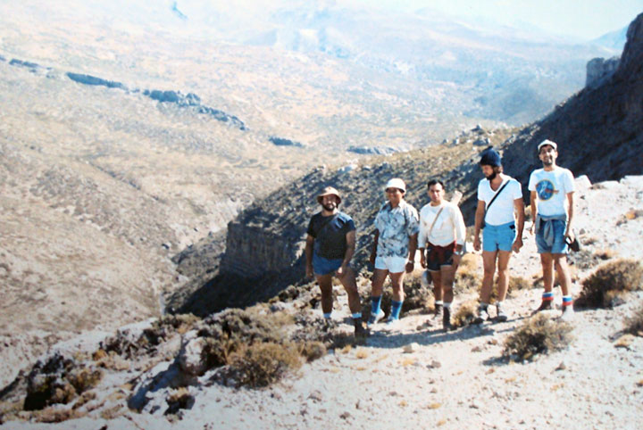 El Team que salía a explorar y de paso nos íbamos a bañar allá abajo, imagínense la mugre que traíamos después. Caverna de las Brujas, Mendoza. Foto: Luis Carabelli
