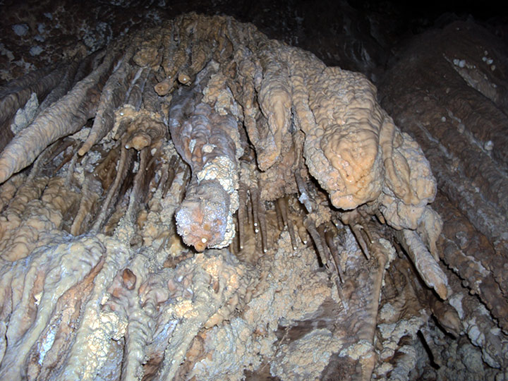En el avance tenemos tiempo para observar estas bellas formaciones geológicas. Caverna de las Brujas, Mendoza. Foto: Luis Carabelli