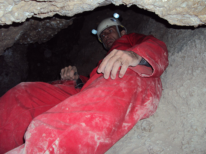 La sequedad de la caverna en algunos sitios se hace notar en el overall, no siendo muy amigable este polvillo para las cámaras. Caverna de las Brujas, Mendoza. Foto: Luis Carabelli