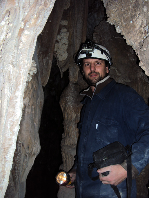 Darío con su cámara en el casco para registrar desde la perspectiva del rescatista. Caverna de las Brujas, Mendoza. Foto: Luis Carabelli