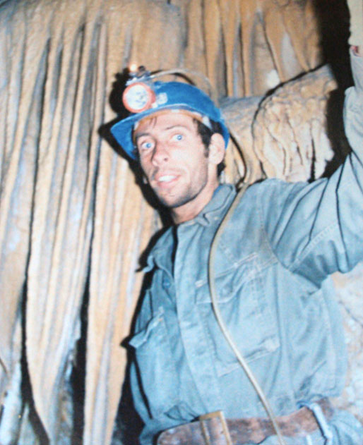 Luis Carabelli con el equipo básico, de fondo cascada de caliza con velos. Caverna de las Brujas, Mendoza. Foto: Luis Carabelli