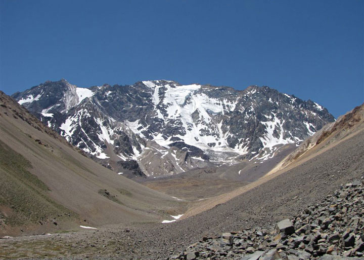 Cara Suroeste de los Gemelos, donde es visible la cumbre principal de 5.241 mts. Travesía alrededor de Los Gemelos, Mendoza