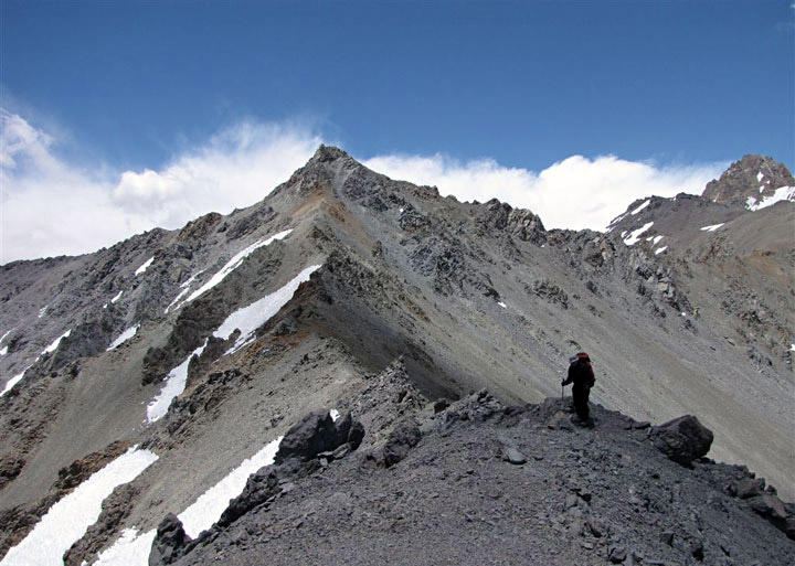 Foto tomada desde unos 4.300 mts. de norte a sur hacia la cumbre del Cerro IGM Negro (4.432 mts). La bajada hacia la quebrada Blanca se encuentra detras del filo a la izquierda de la cumbre del cerro. Travesía alrededor de Los Gemelos, Mendoza