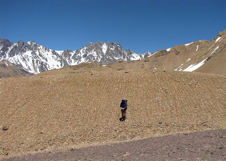 Una muy vista forma criogénica de la cordillera central, los suelos estriados en bandas. El frío y la humedad seleccionan el material expulsando, hacia la superficie las rocas mas grandes. Travesía alrededor de Los Gemelos, Mendoza