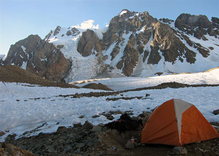 Campamento sobre el glaciar Sureste de los Gemelos. Travesía alrededor de Los Gemelos, Mendoza