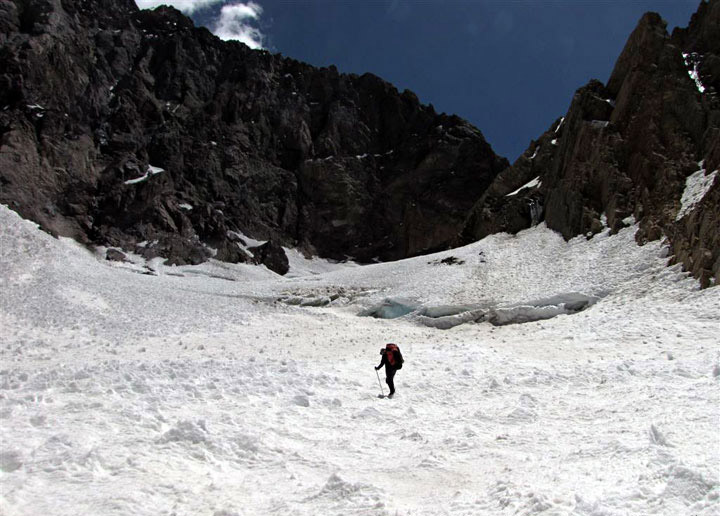 A unos 3.900 mts. el Glaciar del Pico Navarro. Las rocas oscuras que cierran la foto pertenecen a la cumbre sur del Co. Navarro de 4.571 mts., cumbre principal 4.671 mts. Travesía alrededor de Los Gemelos, Mendoza