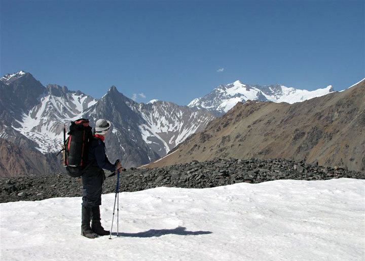 En el Glaciar del Pico Navarro, Estero Navarro, Chile, sobre los 3.800 mts. Al fondo y de izquierda a derecha: Cerro Leon Negro (5.221 mts), Aguja del Mono Negro (4.826 mts), y cumbres del Co. Juncal (la principal, fronteriza, a la izquierda de algo menos de 6.000 mts). Travesía alrededor de Los Gemelos, Mendoza