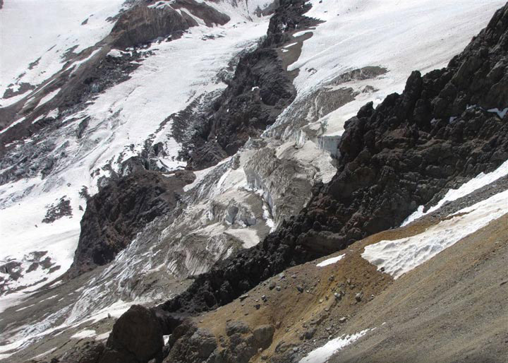 Bajando la vertiente oeste del Pico de los Gemelos. Vista lateral del glaciar de la base de la cara suroeste de los Gemelos. Travesía alrededor de Los Gemelos, Mendoza