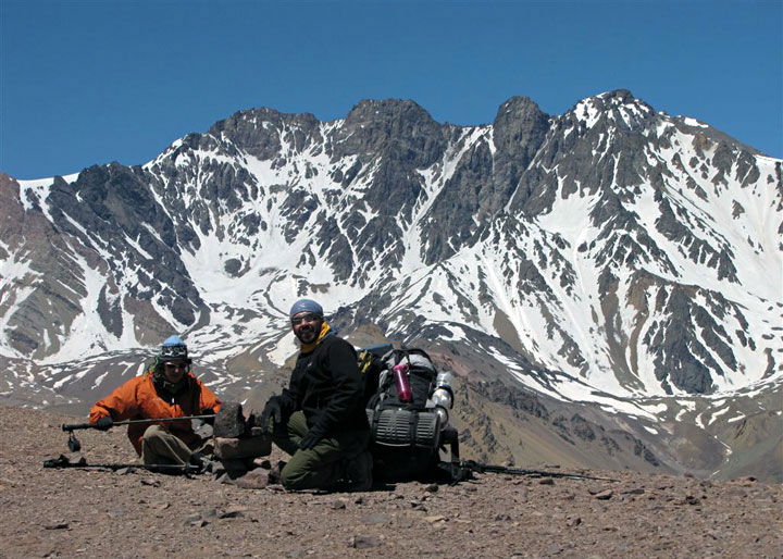 Los dos andinistas de Rosario en el Pico Serrata. Detrás el sector sur del Cordón Central - Doris sobre el Pico Alto del Río Plomo. Travesía alrededor de Los Gemelos, Mendoza