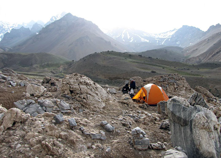 Campamento en la Quebrada Blanca. Por el lateral derecho de la pequeña cumbre oscura de la derecha de la foto (Cerro Negro) hicimos el cruce desde la Quebrada de los Gemelos. Travesía alrededor de Los Gemelos, Mendoza