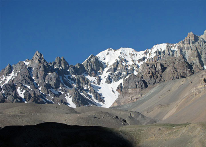 Desde la Quebrada Blanca vista a la cara noreste, que dio el nombre a estas montañas. La gran torre de roca a la izquierda es la Aguja Ana de 4.800 mts. Los senos blancos a la izquierda Gemelo Este (5.117 mts), en el centro Gemelo Oeste (5.122 mts), luego el "Tercer Gemelo" o "R. Payerli" de unos 5.120 mts., un al extremo derecho una de las dos grandes torres de roca nombre desconocido, probablemente inescaladas a la fecha (5.200 mts. aprox). No es visible la cumbre principal. Travesía alrededor de Los Gemelos, Mendoza