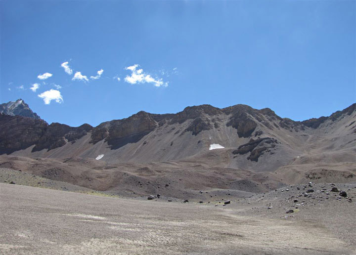 Desde unos 3.900 mts. vista desde la Q. de Laguna Seca al filo divisor con la Q. Blanca. Se observa el caracter riscoso y varias posibilidades de acceso que pueden no tener correspondencia del otro lado. Nuestra bajada fue por la zona en sombras a la derecha del sitio donde la montaña de atras (Pico Bonito, 4.994 mts) se une al filo. Travesía alrededor de Los Gemelos, Mendoza