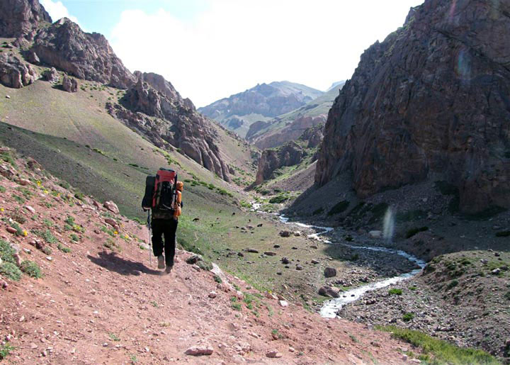 La travesía empieza en la concurrida pero todavía bella Quebrada de Vargas. Travesía alrededor de Los Gemelos, Mendoza