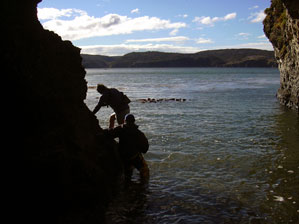 Ingresando a las Cuevas de Gardiner, Península Mitre, Tierra del Fuego.