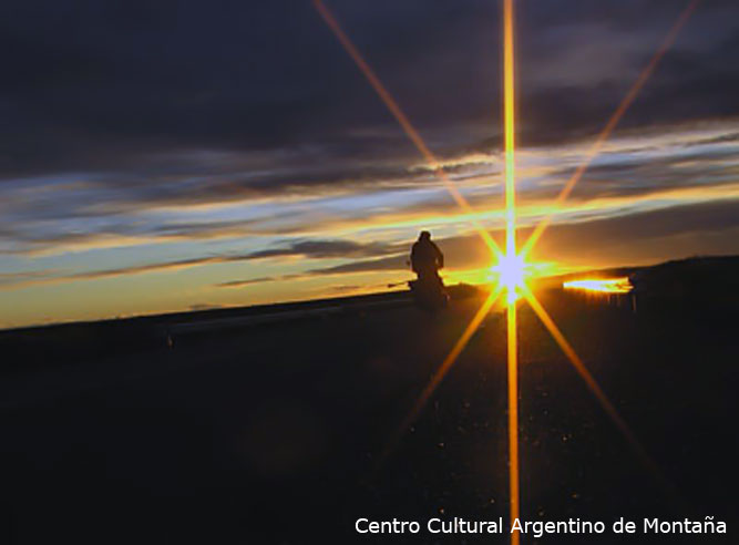 Atardecer pedaleando hacia Río Grande en la Isla Grande de Tierra del Fuego. Travesía en bicicleta a los Parques Nacionales