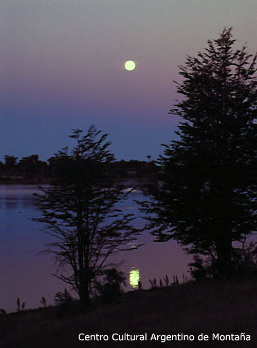 Paisaje nocturno sobre una laguna argentina, Tierra del Fuego