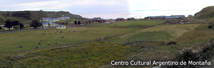 Pueblo costero de Cameron al costado de Bahía Inútil en Isla Grande de Tierra del Fuego, Patagonia, Chile