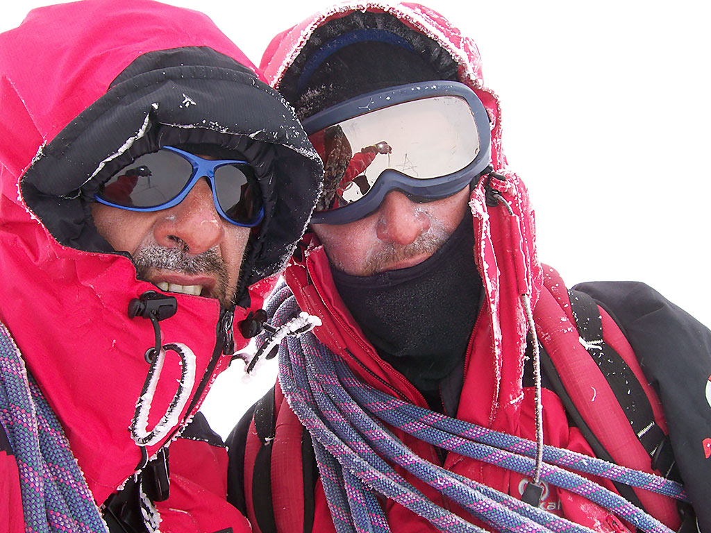 En la cumbre del gorra Blanca Fernando Rampezzotti y Dario Bracali. Expedición al Volcán Lautaro, Patagonia Chilena