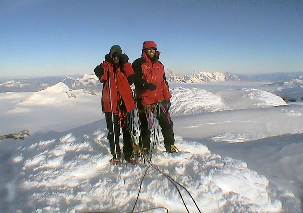 En la cumbre del Volcán Lautaro,  Guillermo Martin y Darío Bracali. Foto: Fernando Rampezzotti. Ascensión al Volcán Lautaro, Patagonia Chilena