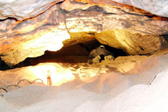 En el interior de la caverna de San Agustín, Poti Malal, Mendoza.