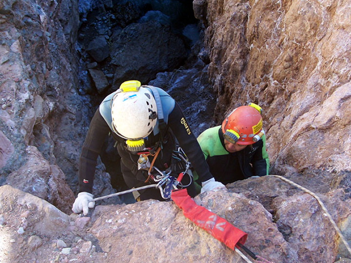 Obsérvese el bloqueador de pecho, el stop y los mosquetones. Espeleología. Foto: Luis Carabelli
