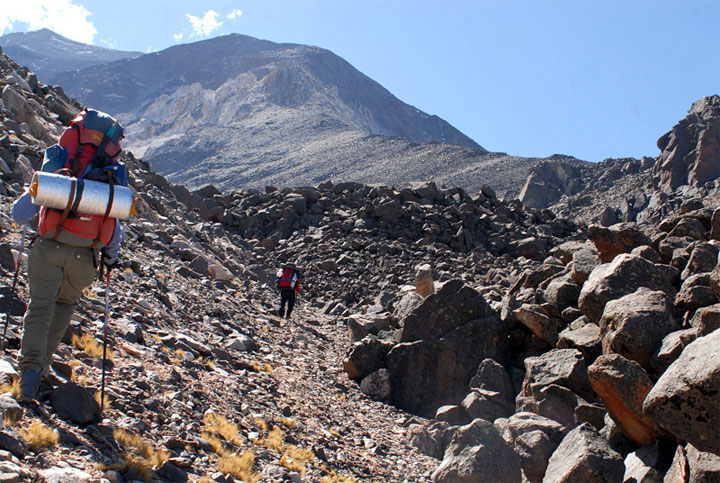Pasando por Isla de Las Piedras. Expedición femenina al Nevado de Cachi