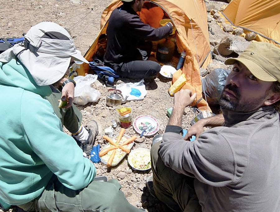 Compartiendo una comida en el campamento. Llullaillaco, Salta-Jujuy. Foto: Gonzalo Cristofani