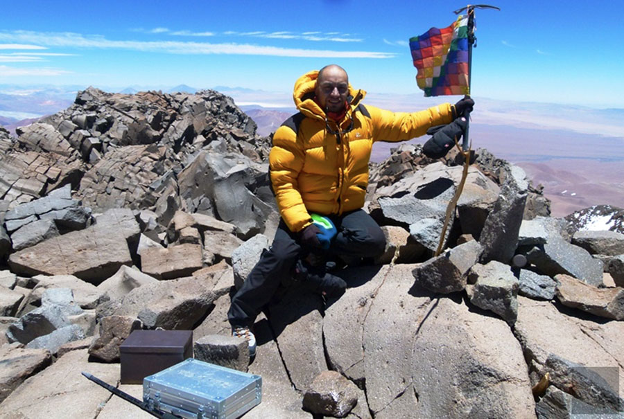 Gonzalo Cristofani en la cumbre del Volcán Llullaillaco. Foto: Gonzalo Cristofani