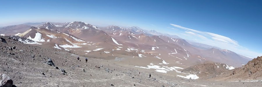 Panorámica desde los 6.200 mts. El curvo horizonte se degrada, en la lejanía el Llullaillaco. Foto: Gonzalo Cristofani