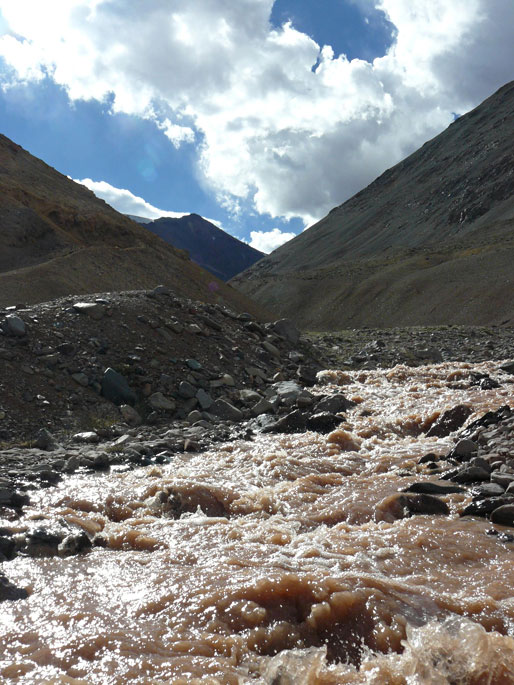 El arroyo de San Lorenzo desde el campo base. Foto: Marcelo Scanu. Primer ascenso al cerro Presidente Perón, San Juan
