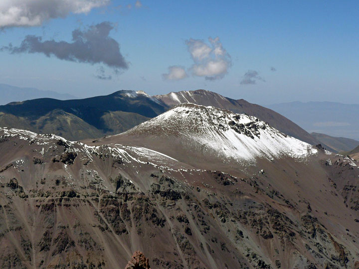Desde la cumbre del cerro Presidente Perón, la cumbre en primer plano es el Cerro El Arenal y detrás en segundo plano el Cerro Pata de Indio de (5.207 mts). Foto: Marcelo Scanu. Primer ascenso al cerro Presidente Perón, San Juan