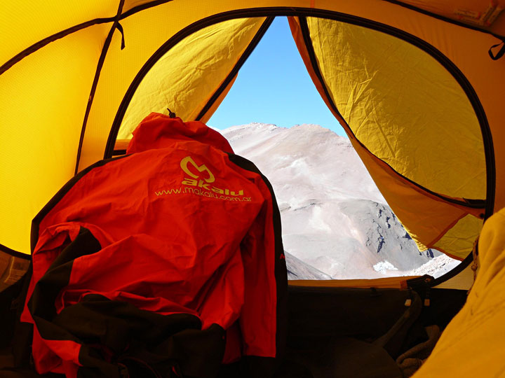 Desde la carpa, en el Campamento 2, se aprecia la cumbre del Cerro Bifurcación. Foto: Marcelo Scanu. Primer ascenso al cerro Presidente Perón, San Juan