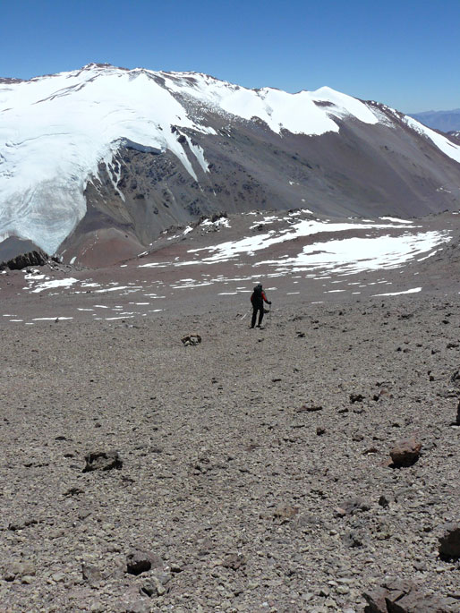 Descendiendo mirando hacia el límite con Chile. Foto: Marcelo Scanu. Primer ascenso al cerro Presidente Perón, San Juan
