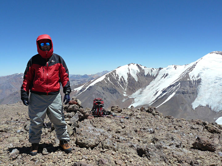 Marcelo Scanu en la cumbre del Cerro Presidente Perón. Foto: Marcelo Scanu. Primer ascenso al cerro Presidente Perón, San Juan