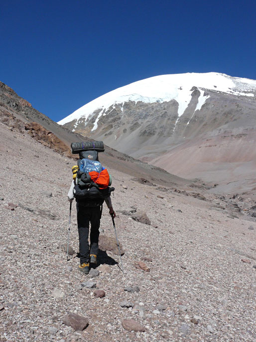 Hacia el Campamento 2. Foto: Marcelo Scanu. Primer ascenso al cerro Presidente Perón, San Juan