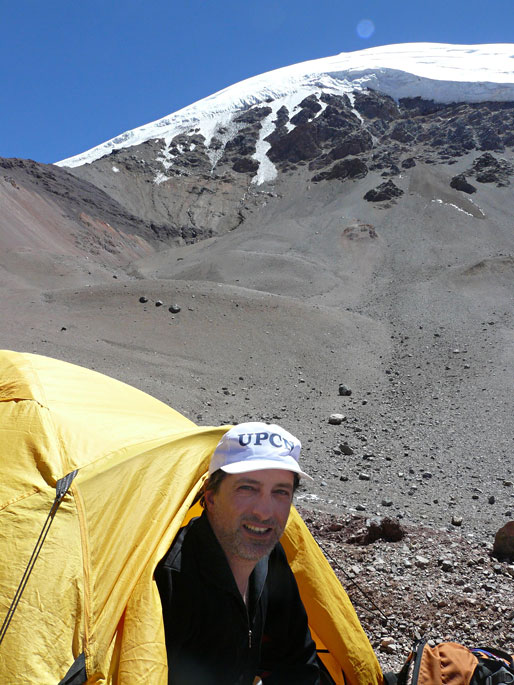 Marcelo Scanu en el Campamento 2. Nótese las grietas en los glaciares, las rocas y sedimentos caídos de él. Foto: Marcelo Scanu. Primer ascenso al cerro Presidente Perón, San Juan