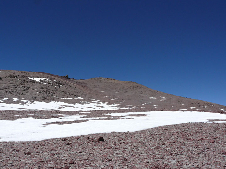 Zona cumbrera. El pequeño punto es el compañero de Marcelo Scanu. Foto: Marcelo Scanu. Primer ascenso al cerro Presidente Perón, San Juan