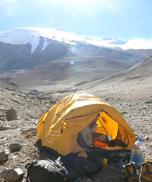 Campamento 1 con los contrafuertes del cerro Olivares del Límite y sus glaciares detrás. Foto: Marcelo Scanu. Primer ascenso al cerro Presidente Perón, San Juan