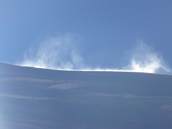 El viento arrastra la nieve en la cumbre del cerro Olivares del Límite. Foto: Marcelo Scanu. Primer ascenso al cerro Presidente Perón, San Juan