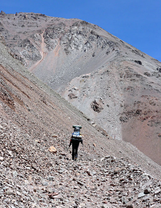 La huella casi destruída y detrás el Cerro Bifurcación 5.223 mts con su característico derrumbe. Primer ascenso al cerro Presidente Perón, San Juan. Foto: Marcelo Scanu