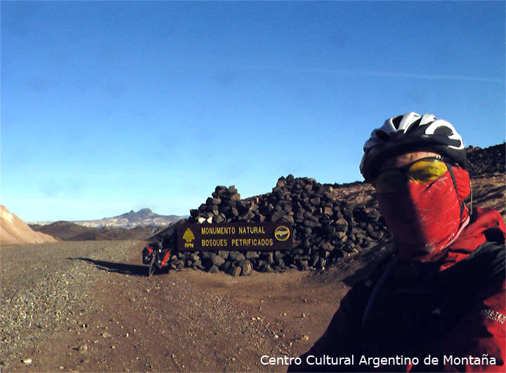 Luis Cribellati frente al ingreso del Monumento Natural de Bosques Pedrificados, Santa Cruz. Travesía en bicicleta a los Parques Nacionales