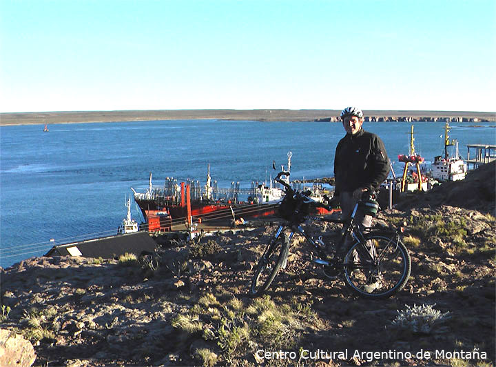 Puerto Deseado, Santa Cruz, Ria (Desembocadura del Río Deseado en el océano Atlántico). En la foto se ven unos barcos pesqueros amarrados a este puerto natural. Travesía en bicicleta a los Parques Nacionales